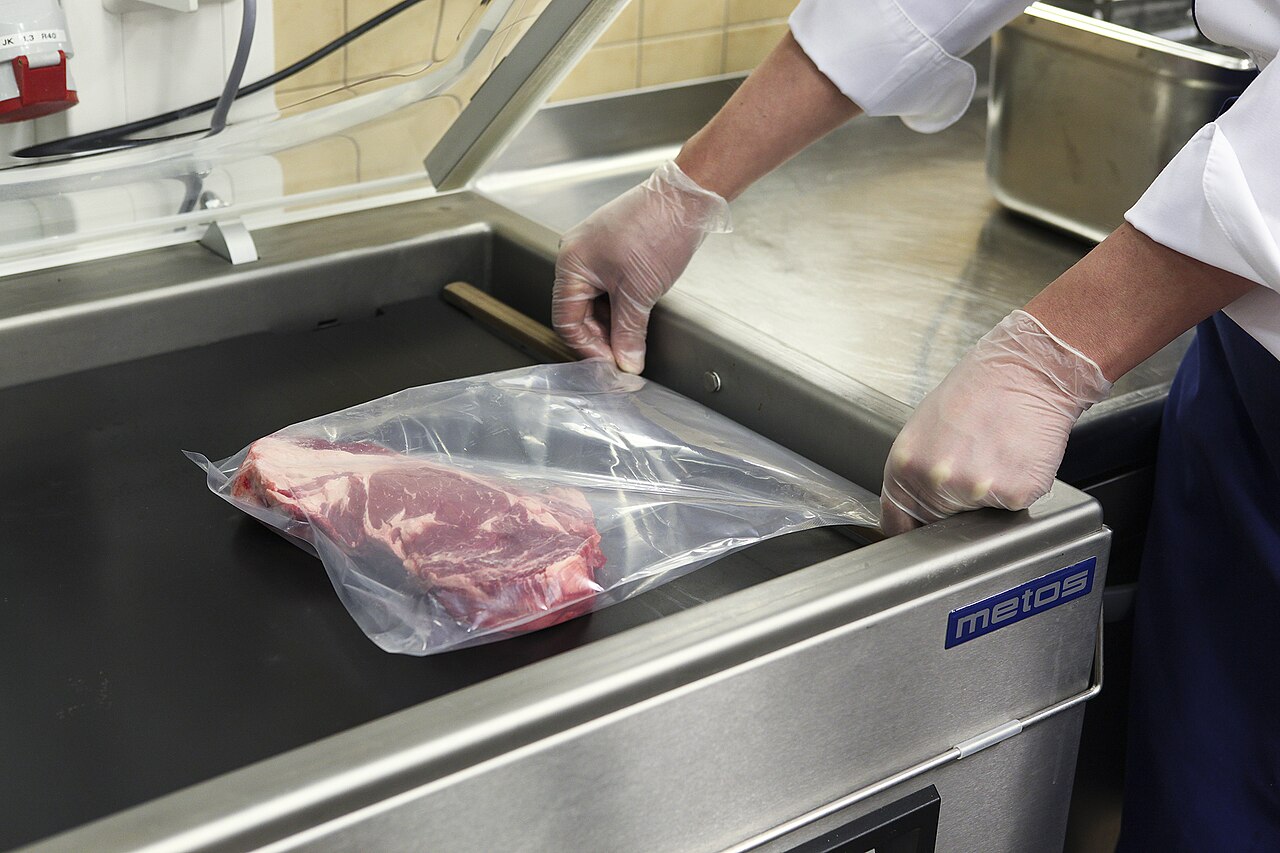Confezionamento sottovuoto di un pezzo di carne in una macchina a campana